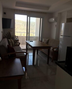 舒适公寓, 1 间卧室 | 起居区 | 102-英寸LED 电视 (配备卫星频道)、电视