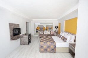 Design Suite | Premium bedding, minibar, desk, laptop workspace - The Breeze Hotel (Eskisehir)