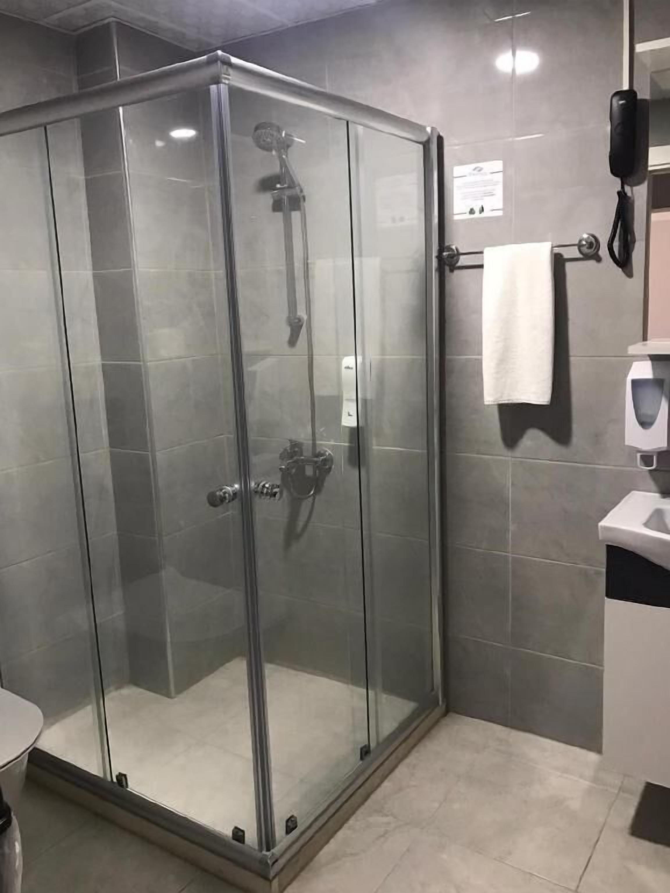 Baño | Regadera, secadora de cabello, batas, pantuflas 