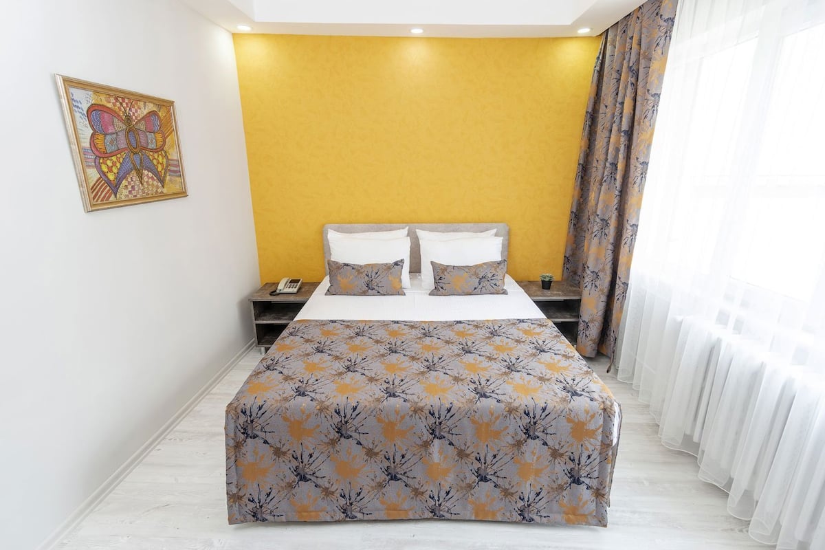Ropa de cama de alta calidad, minibar y escritorio