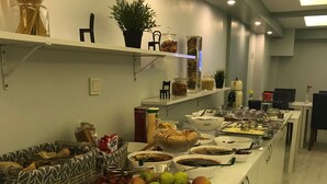 Un buffet proposant une variété de plats et d’ustensiles.
