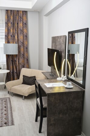 Premium bedding, minibar, desk, laptop workspace - The Breeze Hotel (Eskisehir)