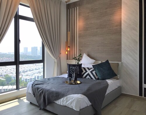 Kenwingston Square Garden by IdealHub