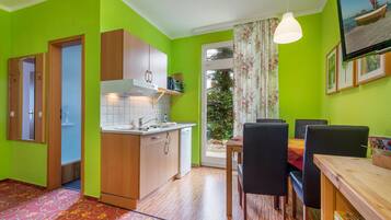 Kühlschrank, Ofen, Geschirrspüler, Hochstuhl