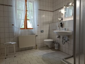 Een douche, een haardroger, handdoeken, toiletpapier