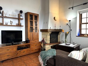 Télévision, cheminée