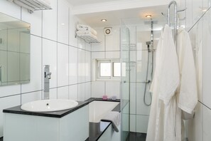 Apartment | Badezimmer | Badewanne und Dusche (separat), Komfortbadewanne, Regendusche