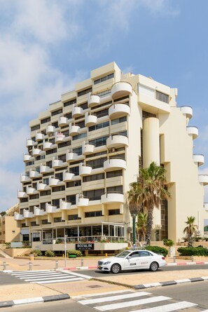 Exterior - 3BR Apt Steps from Sea W Parking (Herzliya)