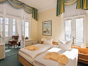 1 bedroom, bed sheets - Double room comfort with sea view - Strandvilla Imperator | Hotel & (Heringsdorf)