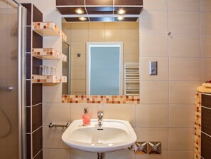 Douche, sèche-cheveux, serviettes fournies, savon