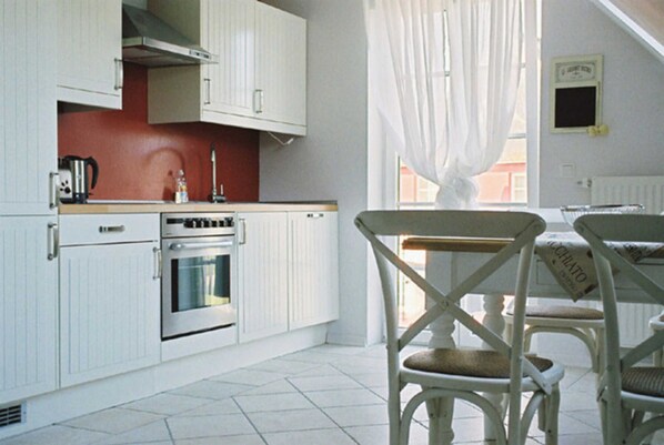 Réfrigérateur, four à micro-ondes, un four, lave-vaisselle