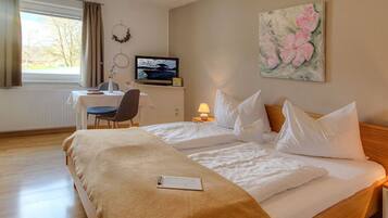 1 bedroom, desk, iron/ironing board, WiFi