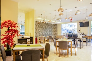 Breakfast, lunch and dinner served - Sunbreeze Hotel Senayan (Jakarta)