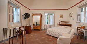 Chambre Triple | Coffres-forts dans les chambres, décoration personnalisée