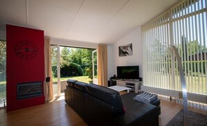 Televisie, een open haard en een stereo