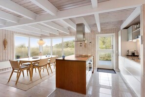 Fridge, microwave, oven, stovetop - Architect's house with luxury furnishings in a unique natural setting and idyllic tranquillity (Saltum)