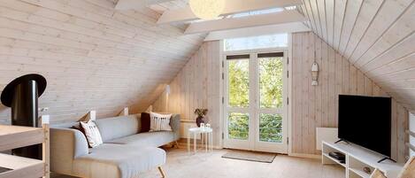 Een smart-tv, een open haard, boeken en een stereo