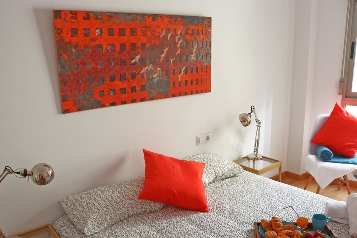 2 bedrooms, laptop workspace, WiFi (free)