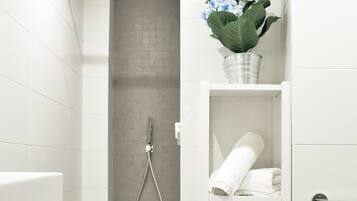 Appartement | Badkamer | Een douche, een regendouche, een haardroger