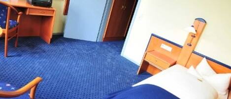 1 bedroom, desk, travel crib, WiFi