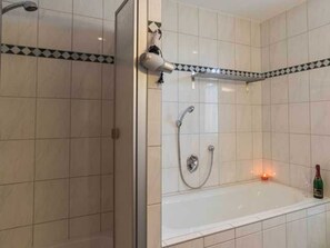 Shower, hair dryer, towels - Three-room apartment type S5 with sea view - Strandstraße 24 (Karlshagen)