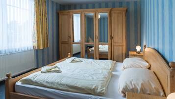 3 bedrooms, travel crib, WiFi, bed sheets