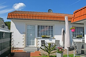 Outdoor dining - Vacation apartment Beatrix with sun terrace no. 2 - quietly located vacation apartments (Sellin)