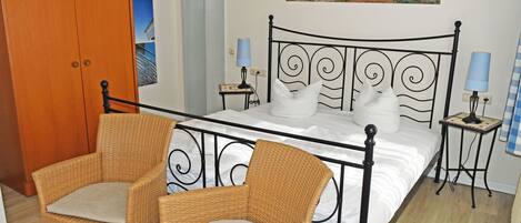 1 bedroom, desk, travel cot, WiFi