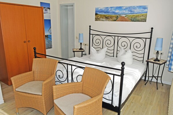 1 bedroom, desk, travel crib, WiFi