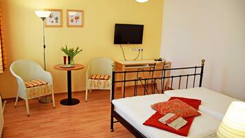 1 bedroom, desk, travel cot, WiFi