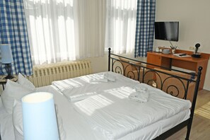 1 bedroom, desk, travel crib, WiFi