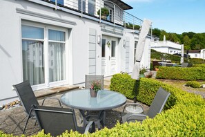Outdoor dining - Holiday apartment Gaude Stuv 2 - Holiday apartments Gaude Stuv (Sellin)