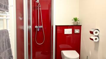 Dusche, Haartrockner, Handtücher