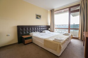 Appartement, 2 slaapkamers, balkon | Een minibar, een bureau, gratis wifi, beddengoed