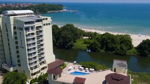 A high-rise hotel with a pool and beach view. - Perla Sun Park Hotel (Primorsko)