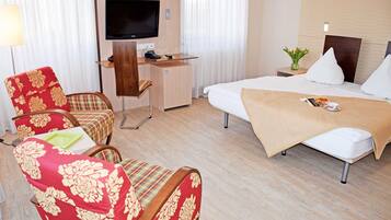 1 slaapkamer, een bureau, reisbedje, wifi