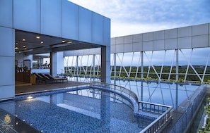 Indoor pool - Kpm Tripenta Hotel (Kozhikode)