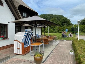 Outdoor dining - 2-room apartment / No. 11 - 3*** Appartementhotel Mare Balticum GmbH & Co KG (Sagard)