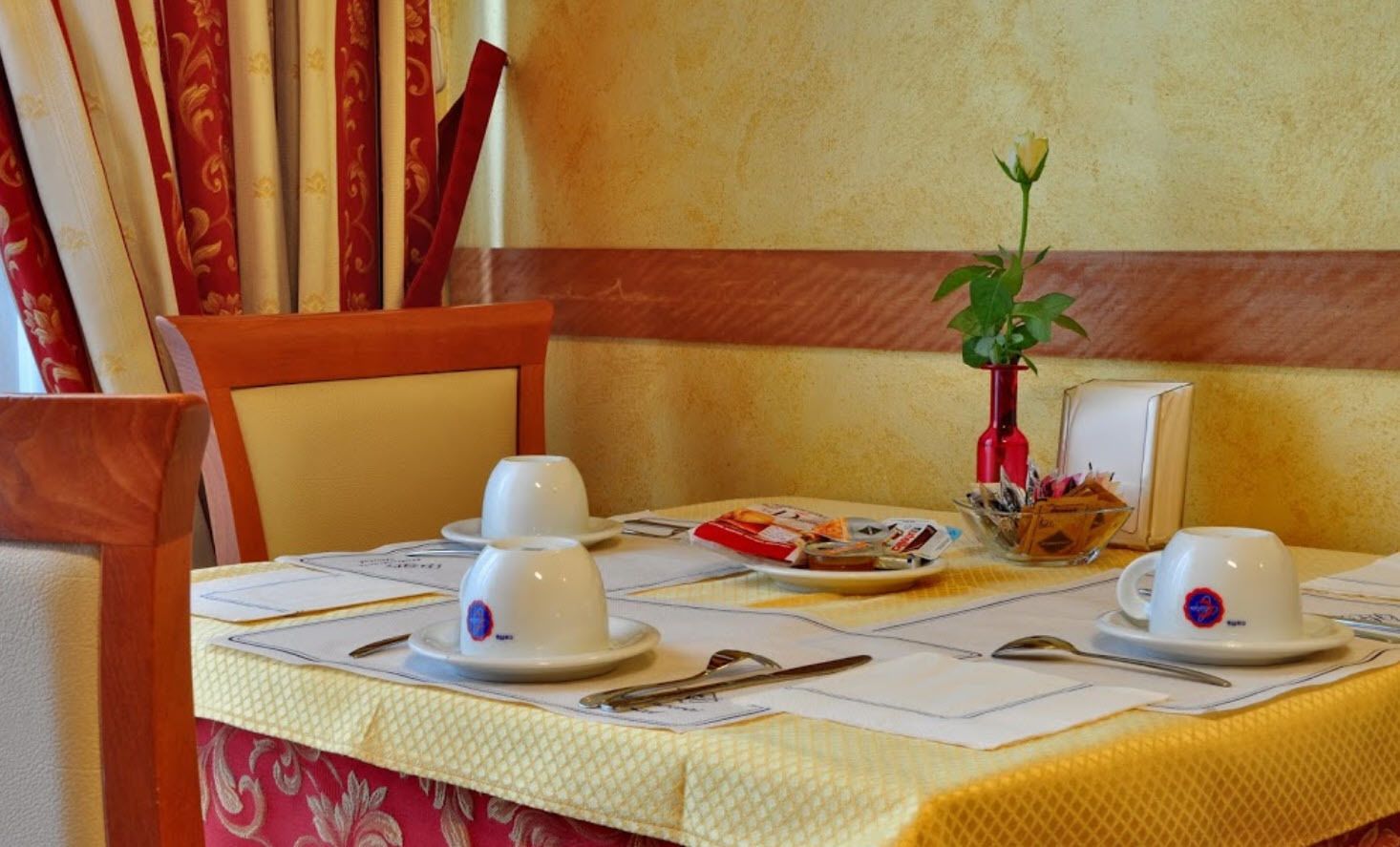 Colazione a buffet, servita tutte le mattine (5.00 EUR a persona) 