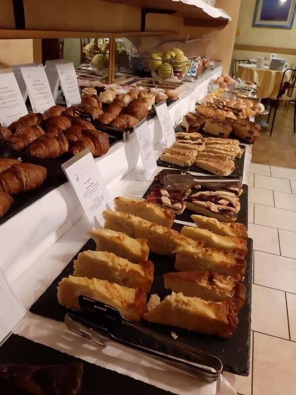 Daily buffet breakfast (EUR 5.00 per person) - Hotel Galimberti (Turin)