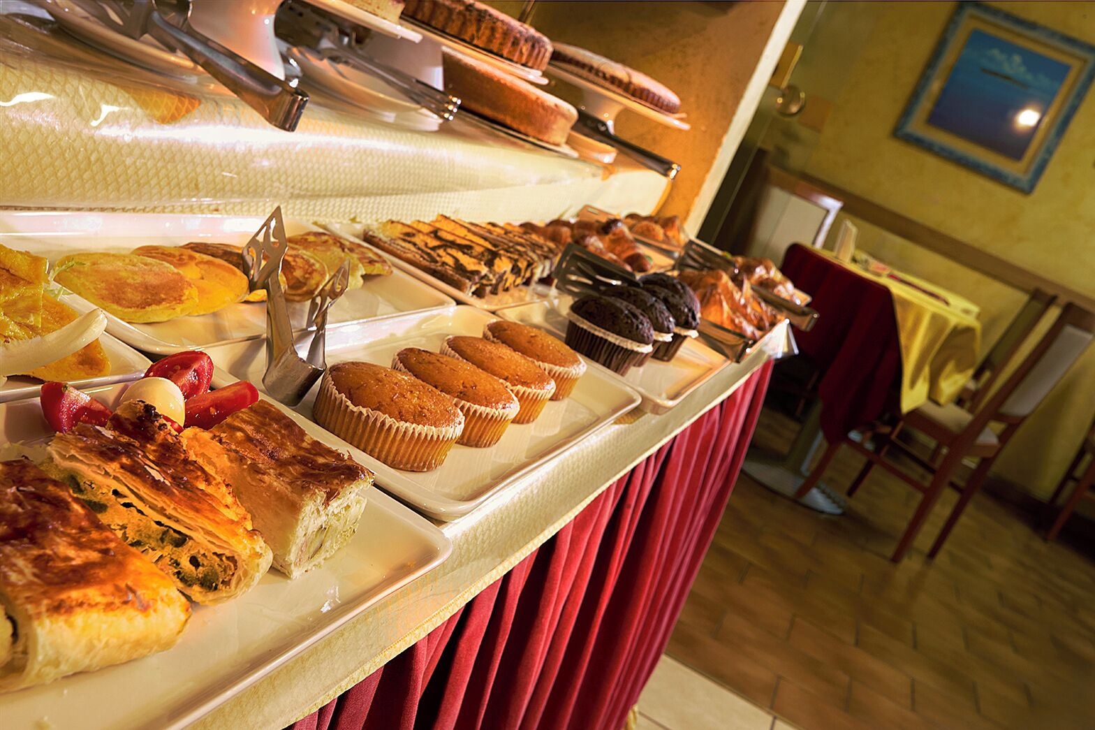 Un buffet proposant une variété de produits de boulangerie et de pâtisserie.
