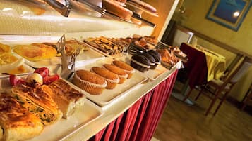 Un buffet con un'ampia scelta di pane fresco e dolci.