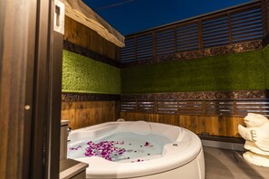 Bañera de hidromasaje al aire libre