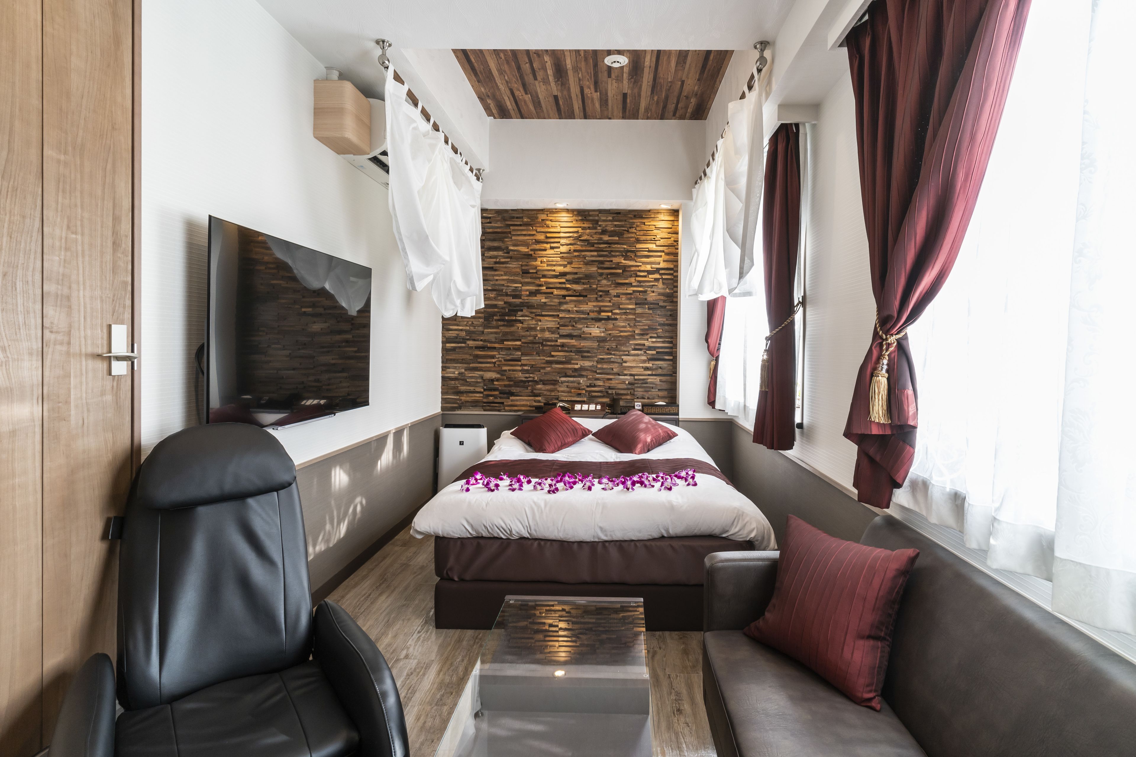 Blackout curtains, soundproofing, free WiFi, bed sheets