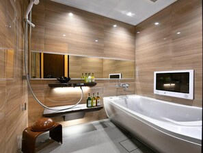 Combined shower/bathtub, deep-soaking bathtub, free toiletries