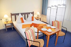 1 bedroom, desk, travel crib, WiFi - Budget room with shower/WC on the corridor 17 - Apartment house Sellin in the style of the (Sellin)