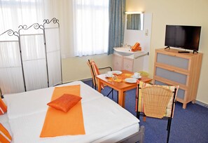 1 bedroom, desk, travel crib, WiFi - Budget room with shower/WC on the corridor 17 - Apartment house Sellin in the style of the (Sellin)