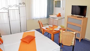 1 bedroom, desk, travel crib, WiFi