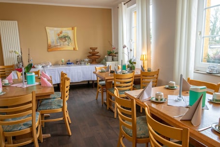 Dining. Double Room (18) - Pension Zur Curve