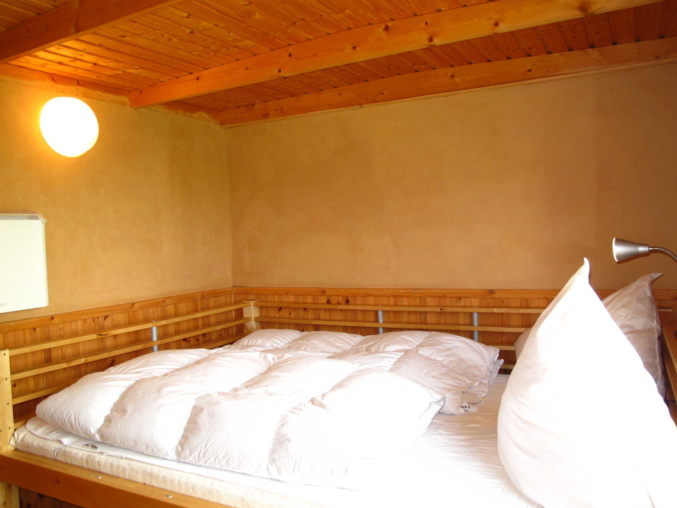 1 bedroom, bed sheets